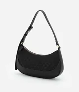 Bolso baguette pequeño color negro, con textura embossed y estampa triangular. Tiene asa mediana ajustable y cierre de cremallera.