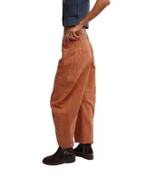 Pantalón de jean color ladrillo, de corte relajado, piernas anchas y tiro medio.