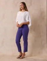 Pantalón verde esmeralda de gabardina elastizada, marca Zac & Rachel. Corte recto, pretina ancha pespunteada, bolsillos simulados y largo al tobillo.