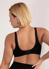 Soutien de microfibra color piel, sin costuras, sin aro y sin copa, con breteles anchos y reforzado para mayor sujeción.