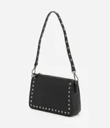 Bolso baguette negro de cuero sintético con asa larga, cierre de cremallera y apliques de spikes y detalles metálicos.
