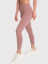 Calza color rosa viejo, tiro alto y largo hasta el tobillo.