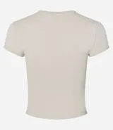 Blusa blanca de poliamida con cuello redondo y mangas cortas.