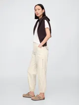 Pantalón jogger verde militar con bolsillos laterales y tobillos ajustados con elástico.