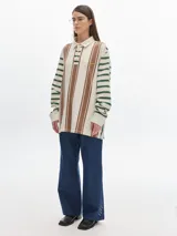 Polo de manga larga con cuello y cierre de botones, diseño a rayas en dos colores y bordado en el frente.