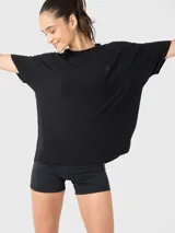 Remera negra oversize de tela fresca y cómoda, con logo pequeño estampado en el pecho.