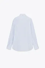 Camisa de cuello solapa y manga larga con puño doble abotonado. Cierre frontal con botones y estampado a rayas verticales rosas y blancas.