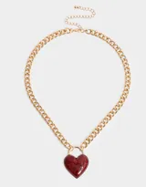 Collar corto con cadena dorada de eslabones gruesos y dije de corazón rojo brillante.