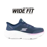 Championes deportivos Skechers Max Cushioning Endeavour, color azul marino con detalles en rosa y blanco. Calzado con horma ancha (Wide Fit), capellada de cuero y malla, cordones elásticos, plantilla Air-Cooled Goga Mat, entresuela Soft Stride y suela Max Cushioning con tecnología Natural Rocker.