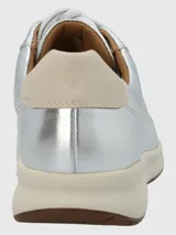 Zapatillas urbanas plateadas de cuero, con cordones y suela de goma color crema.