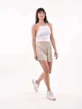 Short de tela color beige con cintura elástica.