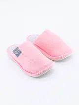 Pantuflas cerradas de tela de pana color rosa con plantilla gris.