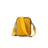 Phonebag color mostaza con bolsillo frontal con cierre, espacio para celular y billetera con repartición. Tiene una correa gruesa de galón regulable y desmontable. Detalles en marrón y beige.