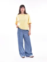 Remera blanca de algodón con cuello redondo y mangas cortas.