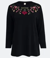 Blusa negra de viscosa con mangas 3/4 y bordado de flores en el escote.