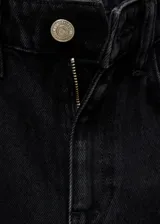 Pantalón de jean negro de corte recto, tiro medio y largo hasta el tobillo.