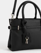 Cartera tipo city de cuerina color negro con correa con charm decorativo, manijas superiores con abrojo y cierre superior.