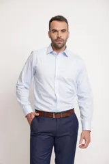 Camisa clásica de corte recto, con doble ojal y sin bolsillo, ideal para ocasiones formales.