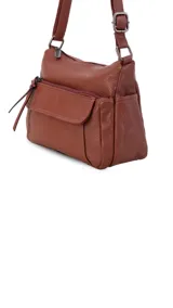 Bandolera negra de cuero sintético con correa ajustable. Tiene dos bolsillos frontales, uno con tapa y cierre, y un interior espacioso con bolsillos.