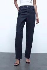 Pantalón de jean celeste de tiro bajo, corte flare, cropped y cinco bolsillos.