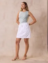 Skort de algodón a rayas verticales en tonos celeste, azul y blanco. Tiene pretina elastizada con lazo de ajuste, bolsillos laterales verticales y short interno.