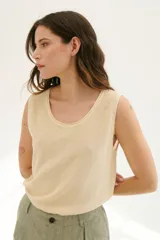 Musculosa color beige claro de tejido de lino con cuello redondo.