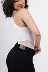 Body negro con cuello alto, mangas sisa y transparencias de tul en el escote y los laterales.