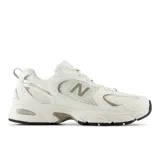 Championes urbanos New Balance modelo U530CSB, color blanco con detalles en gris, confeccionados en cuero y malla, con logo "N" característico en los laterales y entresuela ABZORB.