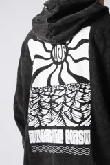 Buzo canguro negro con efecto gastado y estampa cuadrada con diseño abstracto en el pecho. Corte oversize con capucha y puños ajustados.