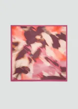 Pañuelo cuadrado con diseño abstracto en tonos rosa, naranja y borgoña, con borde liso en color fucsia.