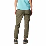 Pantalón de trekking color verde oliva, con cintura elástica, bolsillos laterales con cierre y puños ajustables. Confeccionado con tejido que repele la humedad y protege del sol.