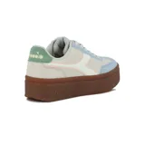 Championes Diadora Bamplat de mujer, con capellada en cuero sintético color beige y detalles en celeste, verde y rosa. Suela de goma marrón con plataforma.