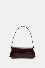 Bolso de hombro color borgoña charolado, con solapa y asa ajustable.