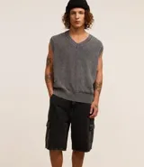 Bermuda masculina de jean color gris oscuro, corte holgado, con bolsillos cargo laterales, trabillas en la cintura y cierre con botón y cremallera.
