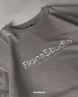 Remera gris de algodón premium de 300 g con logo RonaStudio estampado en el pecho.