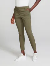 Pantalón sastrero color beige, de tiro medio y corte ajustado. Confeccionado en tejido de viscosa, poliamida y elastano.