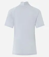 Blusa color gris claro con detalle drapeado en el cuello y mangas cortas.
