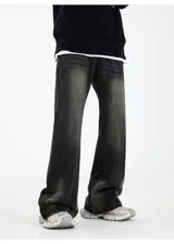 Pantalón de jean unisex modelo Oxford, color verde oscuro con efecto desgastado en tonos marrones/tostados. Presenta un corte recto o ligeramente acampanado, pinzas en los tobillos y elástico en la parte trasera de la cintura.