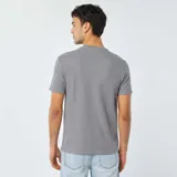 Remera gris de punto jacquard con cuello redondo y manga corta.