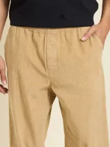 Pantalón de pana color caqui, de corte recto y tiro medio, con cintura elástica y bolsillos laterales.