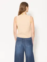 Top tipo chaleco sin mangas color amarillo, de calce normal y diseño minimalista.