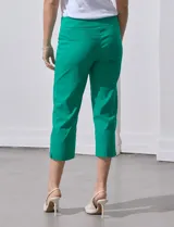Pantalón capri verde esmeralda de gabardina elastizada, marca Zac & Reachel. Pretina ancha elastizada. Delantera con bolsillos simulados. Trasera con bolsillos simulados.