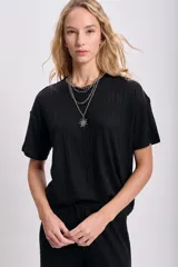 Remera negra de lanilla con corte oversize y mangas cortas.