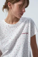 Conjunto de pijama blanco con estampado de lunares rojos, compuesto por una remera de mangas cortas y un pantalón palazzo.