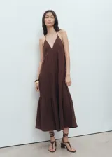 Vestido midi marrón con tirantes finos, escote en V y diseño evasé.