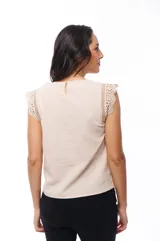 Blusa color beige de algodón con mangas cortas con detalle de encaje.