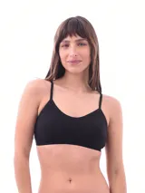 Bralette negro de algodón con breteles finos regulables y espalda deportiva.