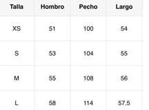 Campera de jean celeste con cierre frontal, cuello camisero, bolsillos con solapa y bordado de flores blancas.