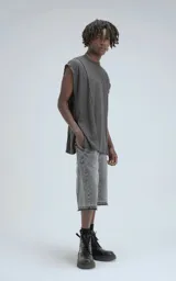 Sudadera sin mangas de cuello redondo, color gris oscuro, confeccionada en tejido de hilo liviano con textura acanalada y recortes superpuestos que crean un efecto de relieve asimétrico.