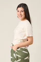 Remera básica de manga corta color negro, de corte recto y cuello redondo.